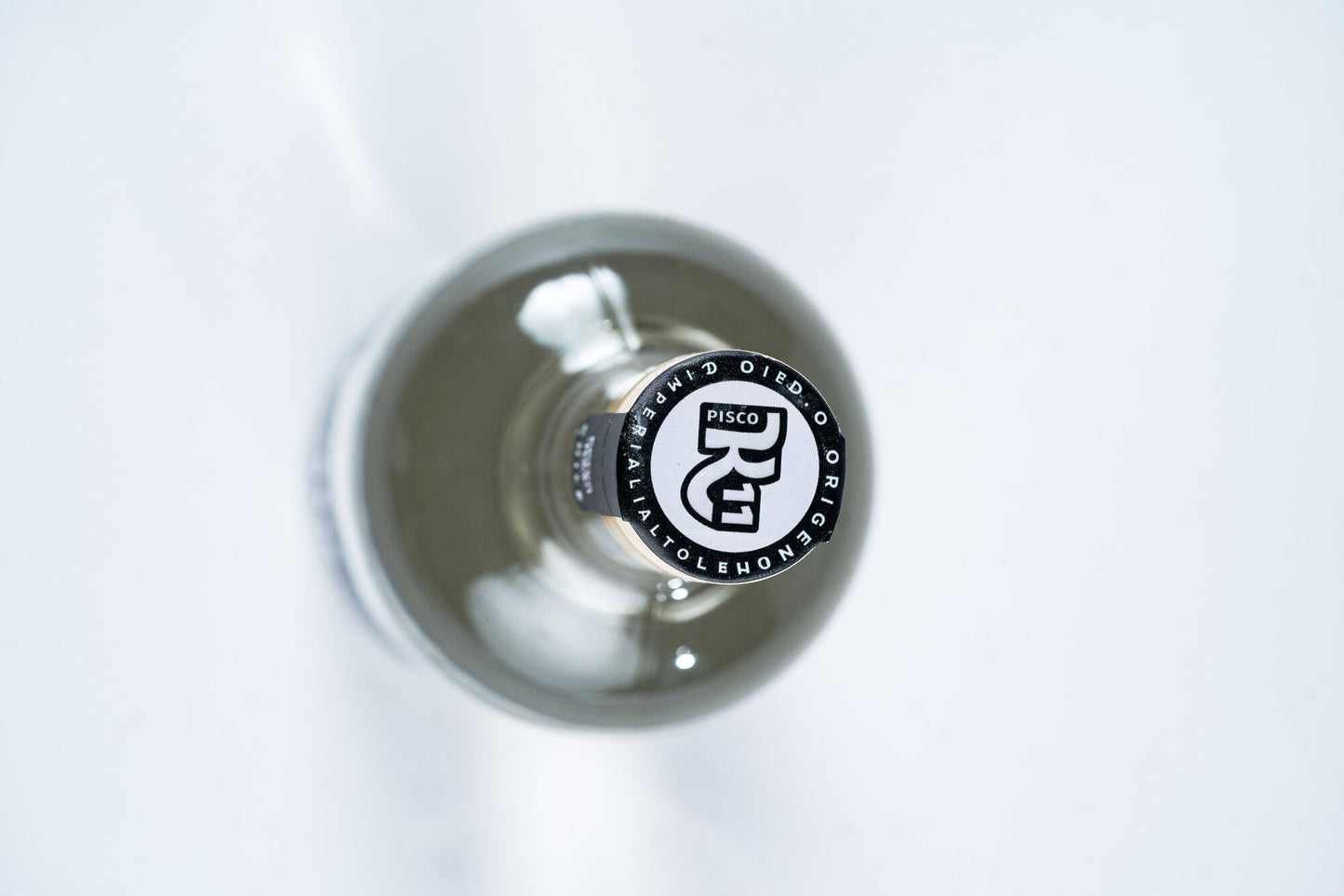 Detalle del sello y tapa de corcho de Pisco K11 Moscatel de Alejandría, vista superior
