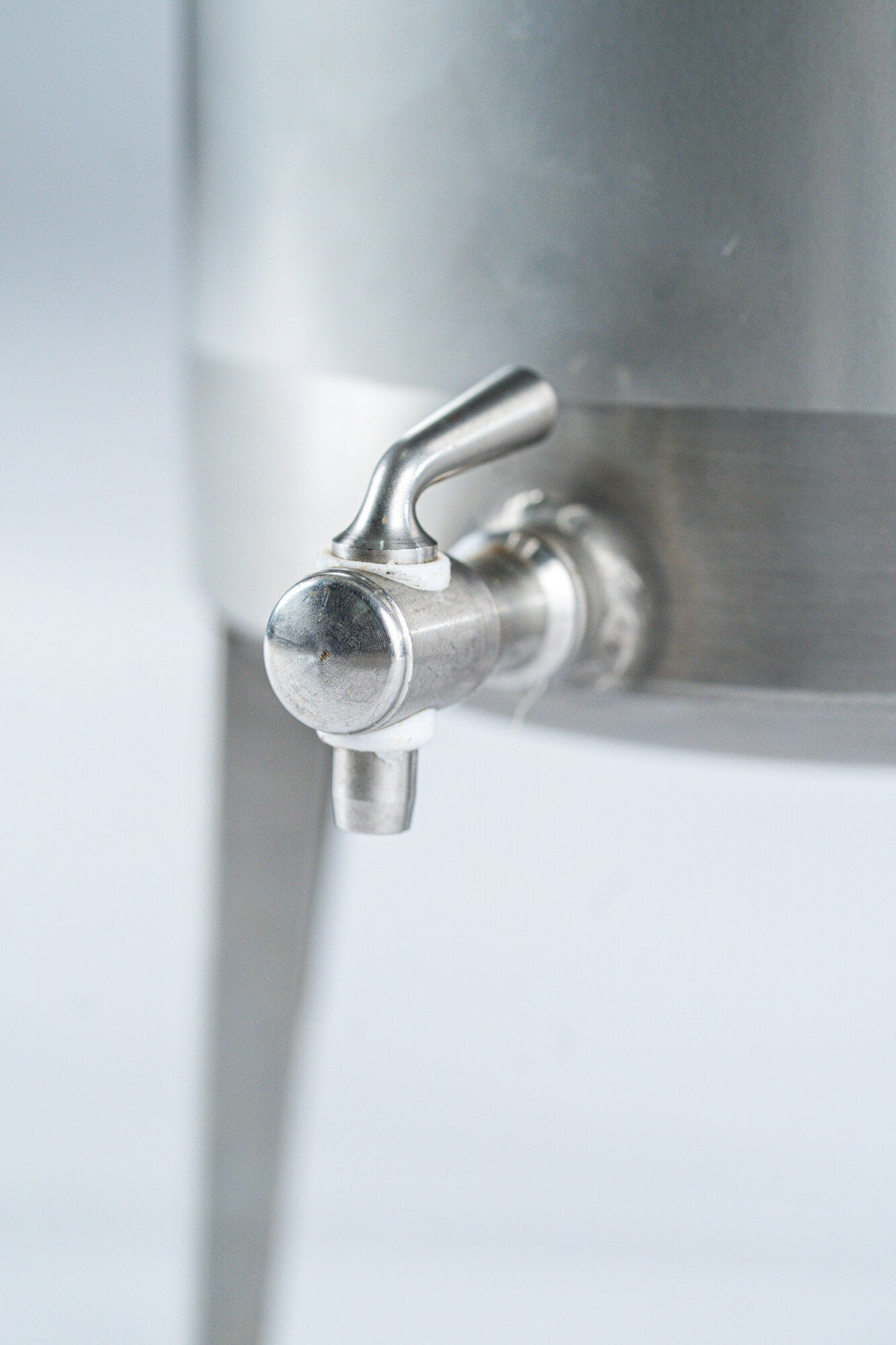 Detalle llave dispensadora mini cuba acero inoxidable Pisco K11