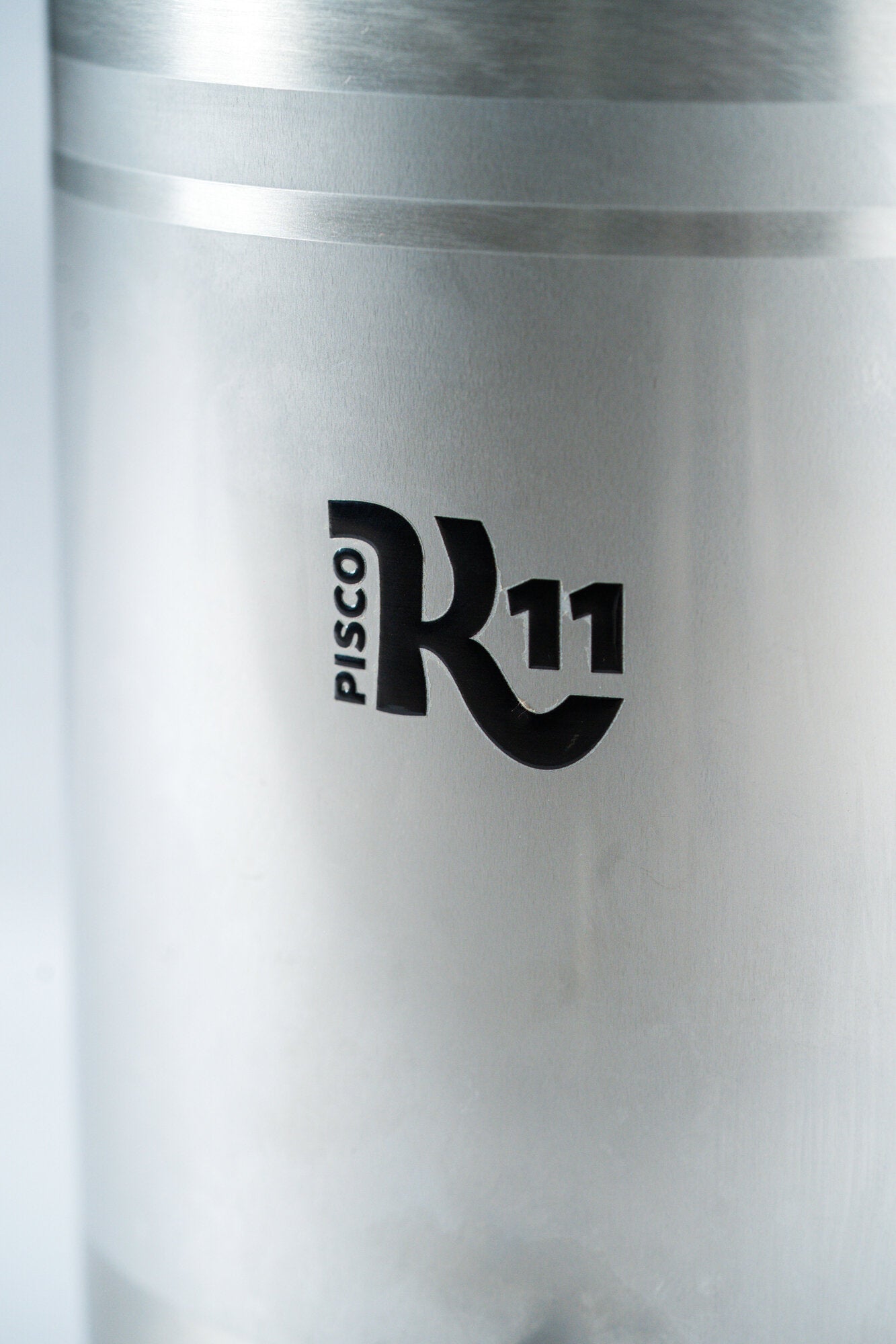 Logo grabado Pisco K11 en mini cuba de acero inoxidable