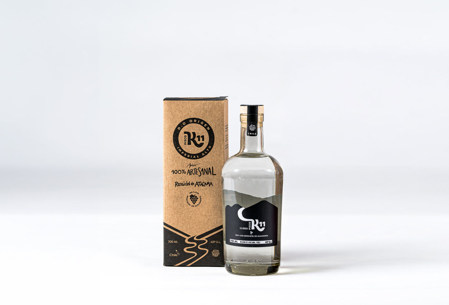 Botella de Pisco K11 Moscatel de Alejandría 700ml junto a su caja de packaging artesanal