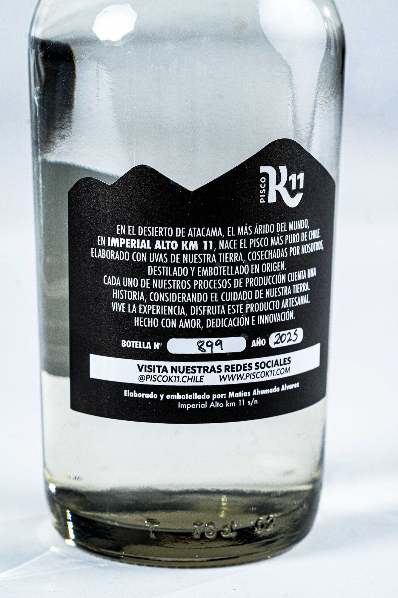 Detalle de la contraetiqueta con número de botella y año de producción