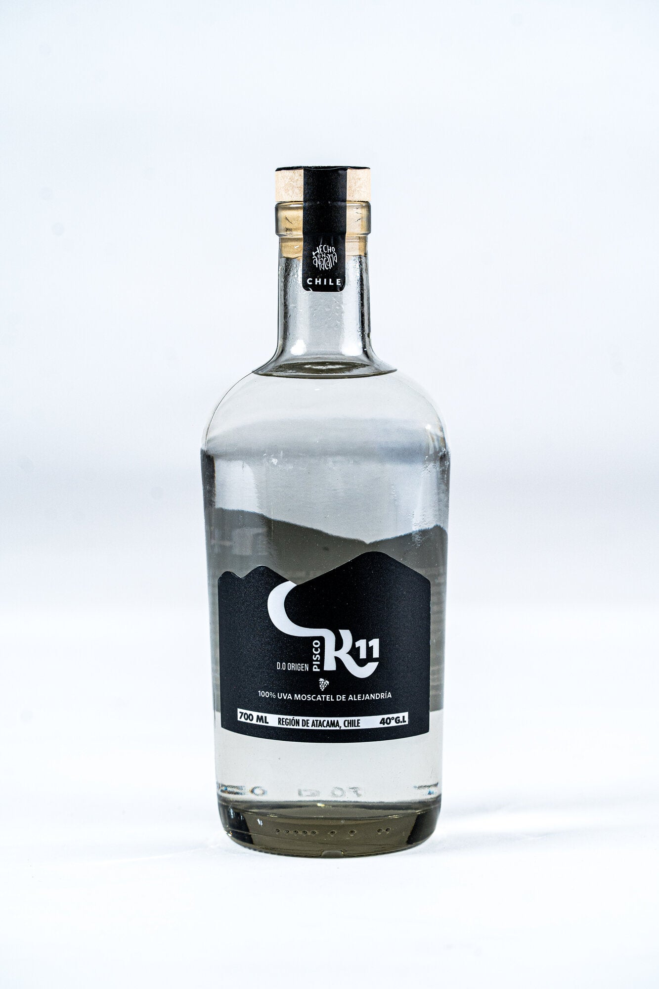Botella de Pisco K11 Moscatel de Alejandría 700ml, vista frontal con etiqueta negra