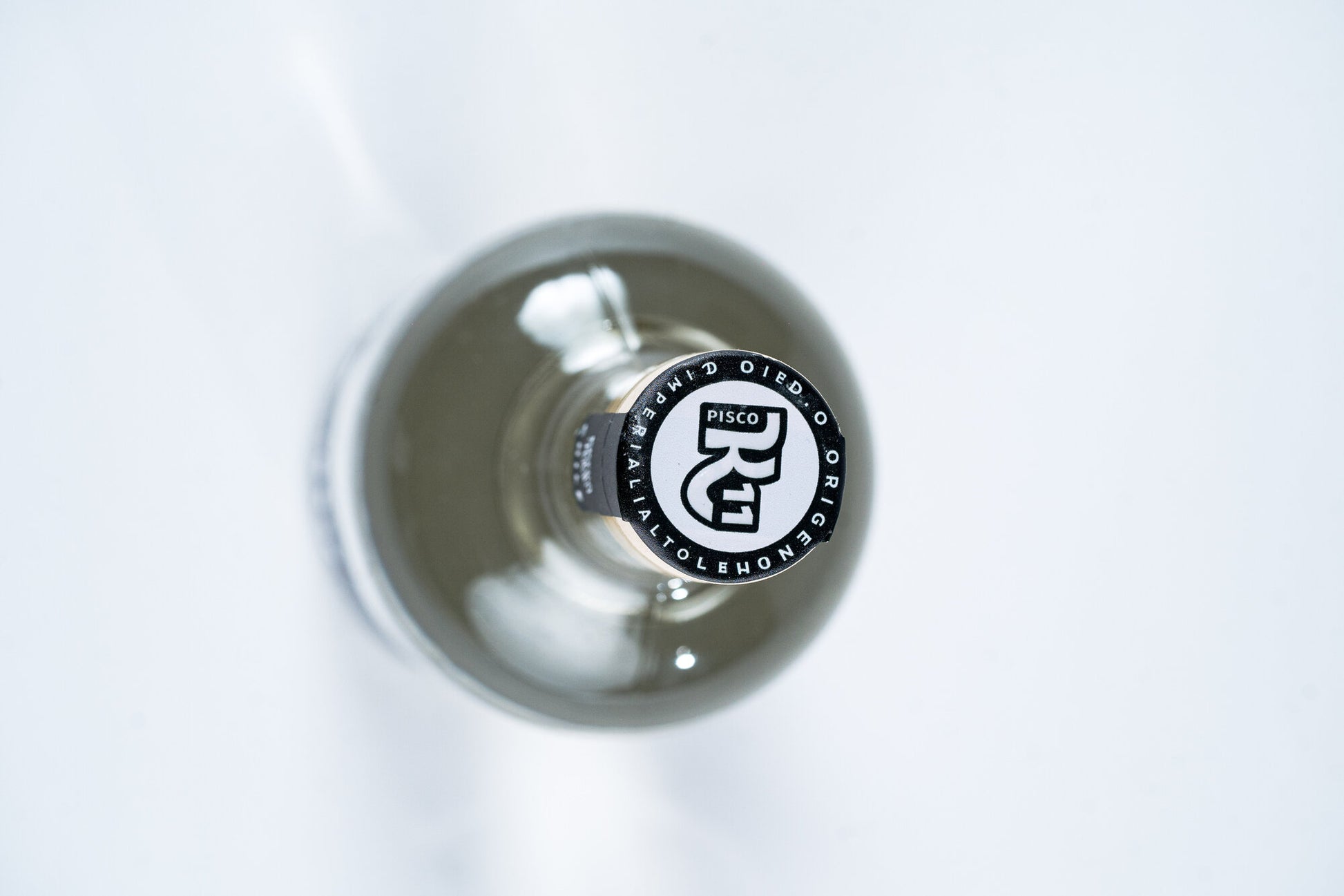 Detalle del sello y tapa de corcho de Pisco K11 Moscatel de Alejandría, vista superior