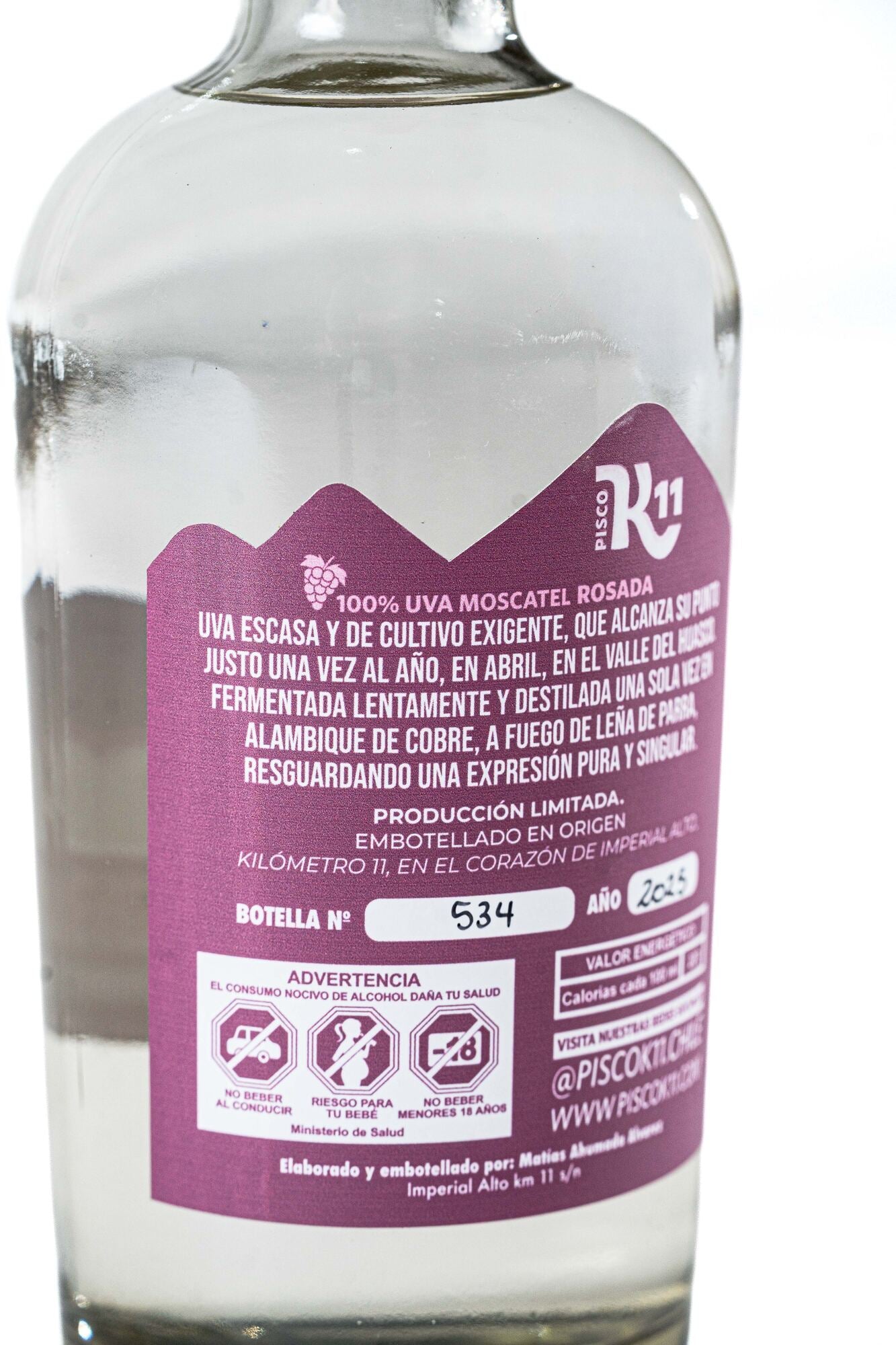 Detalle de la contraetiqueta de Pisco K11 Moscatel Rosada con número de botella