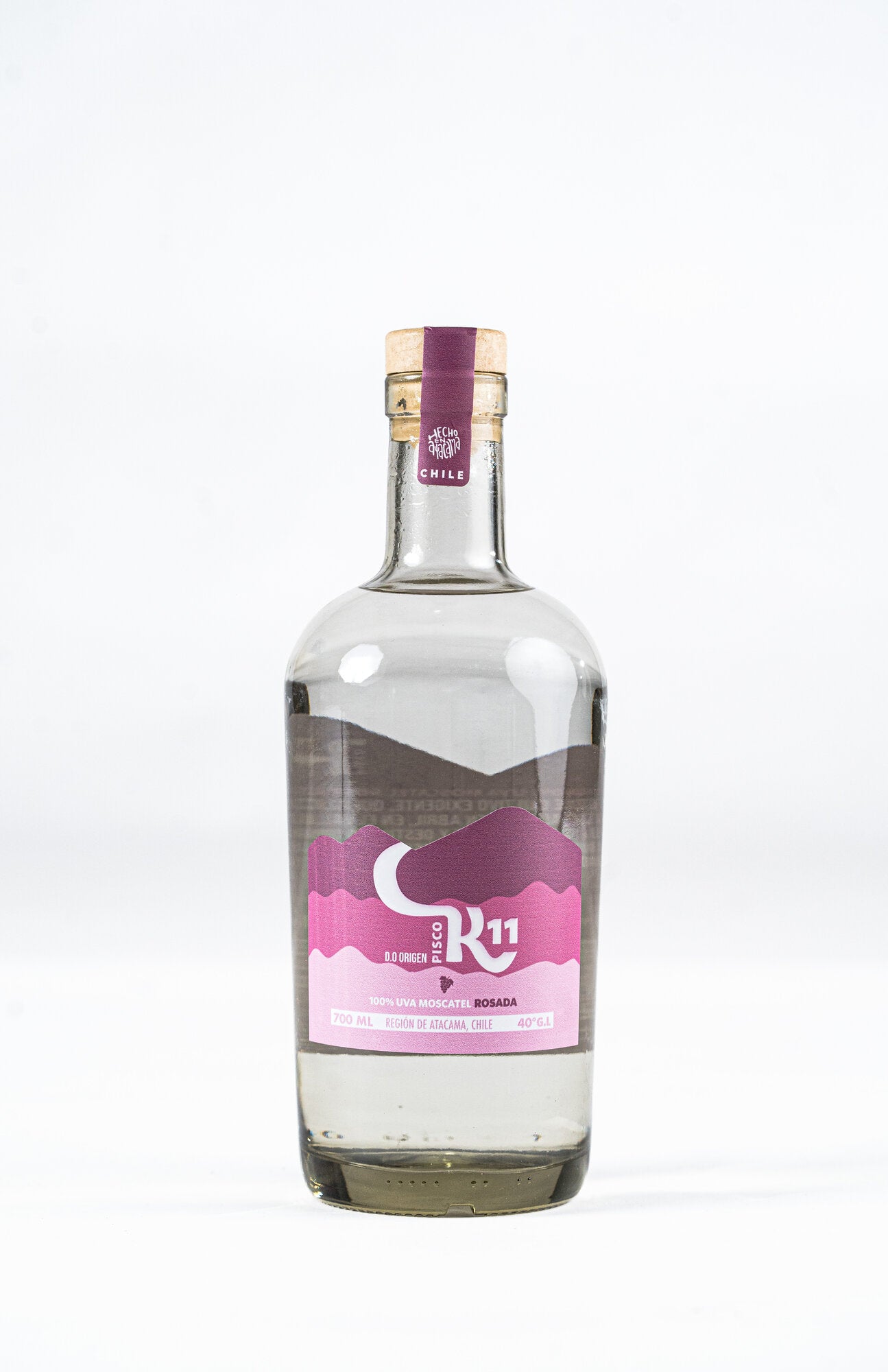 Botella de Pisco K11 Moscatel Rosada 700ml, vista frontal con etiqueta rosa y morada