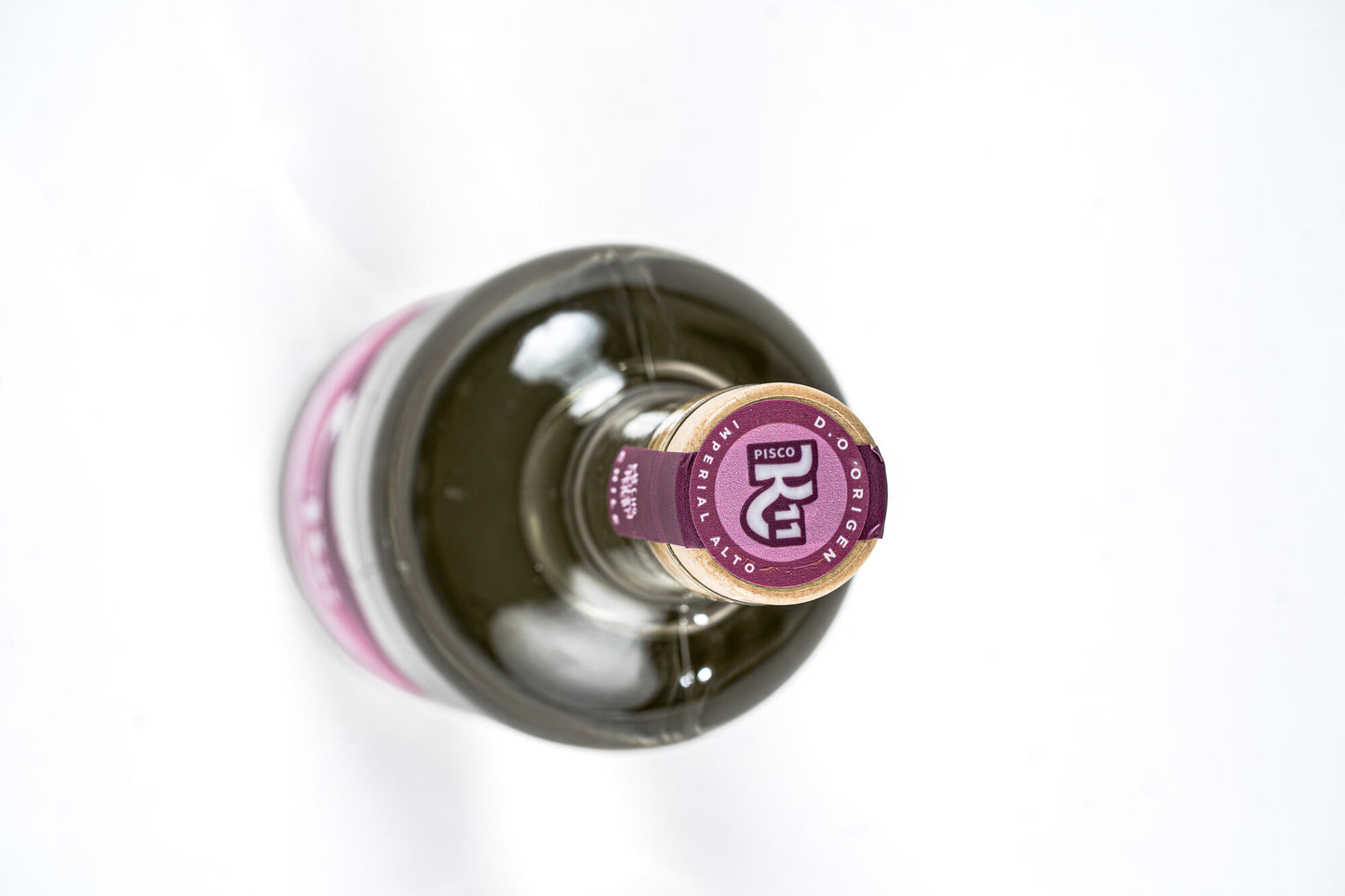 Detalle del sello y tapa de corcho de Pisco K11 Moscatel Rosada, vista superior