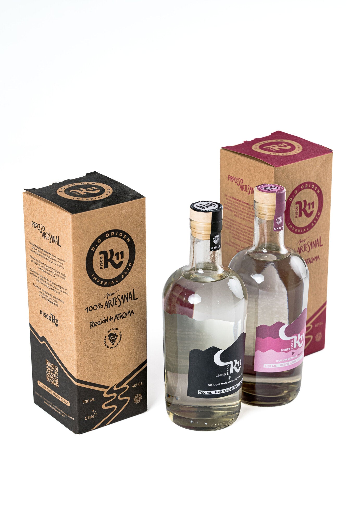 Pack Pisco K11 dos botellas con estuches vista en ángulo